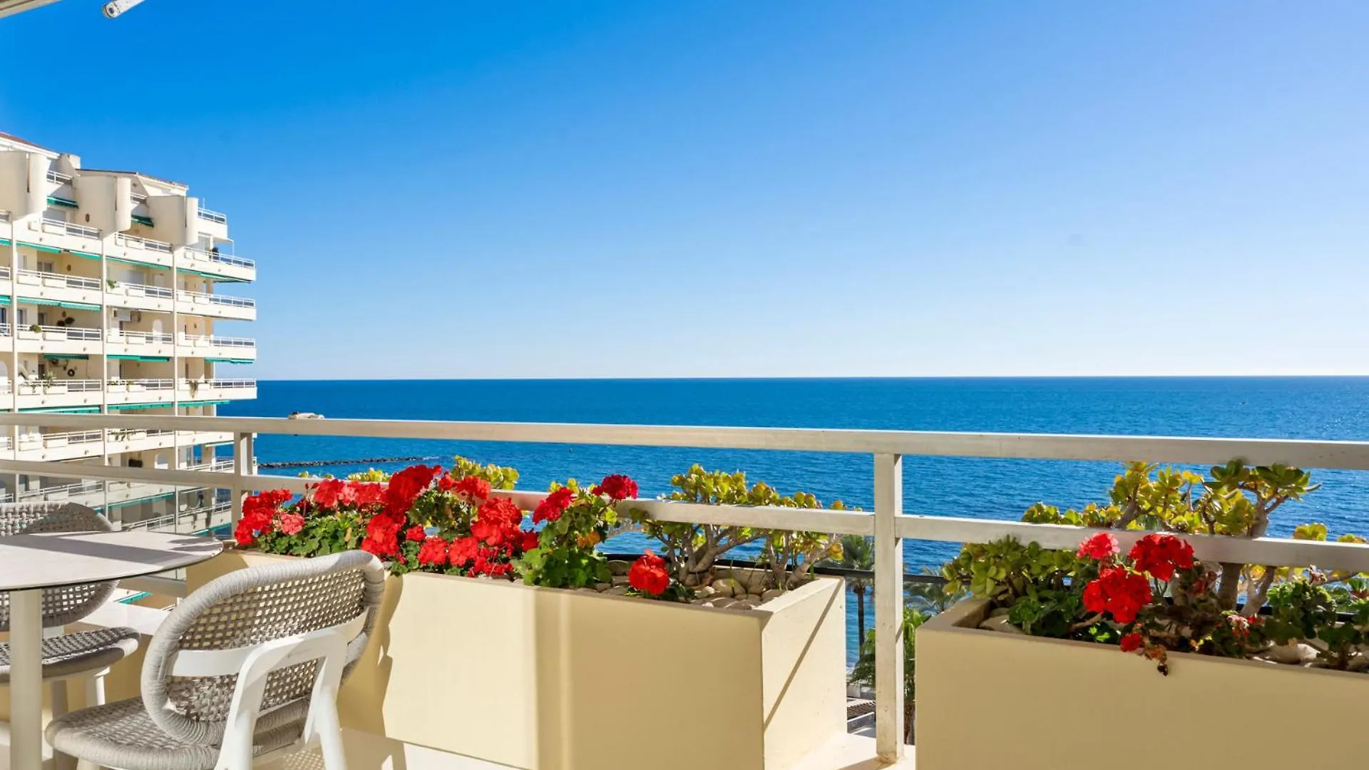 Beach Front Apartment With Pool マルベーリャ