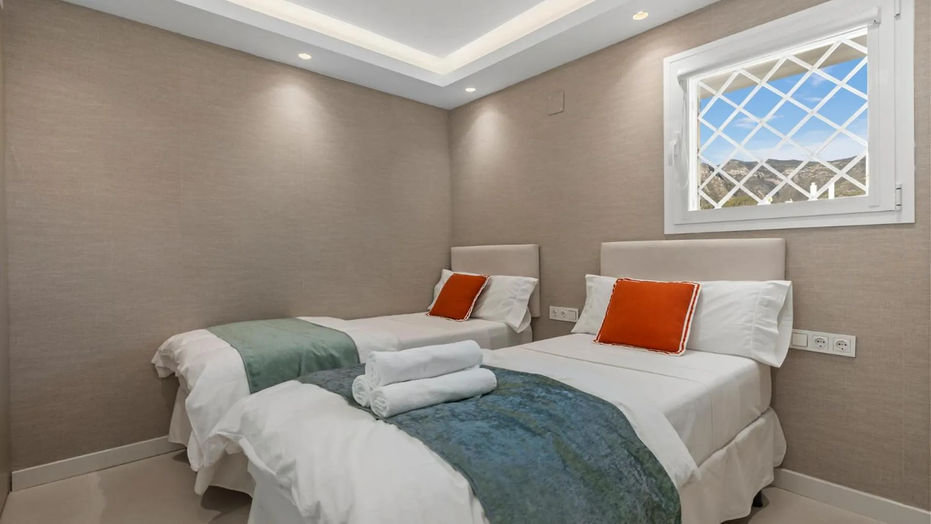Beach Front Apartment With Pool マルベーリャ スペイン