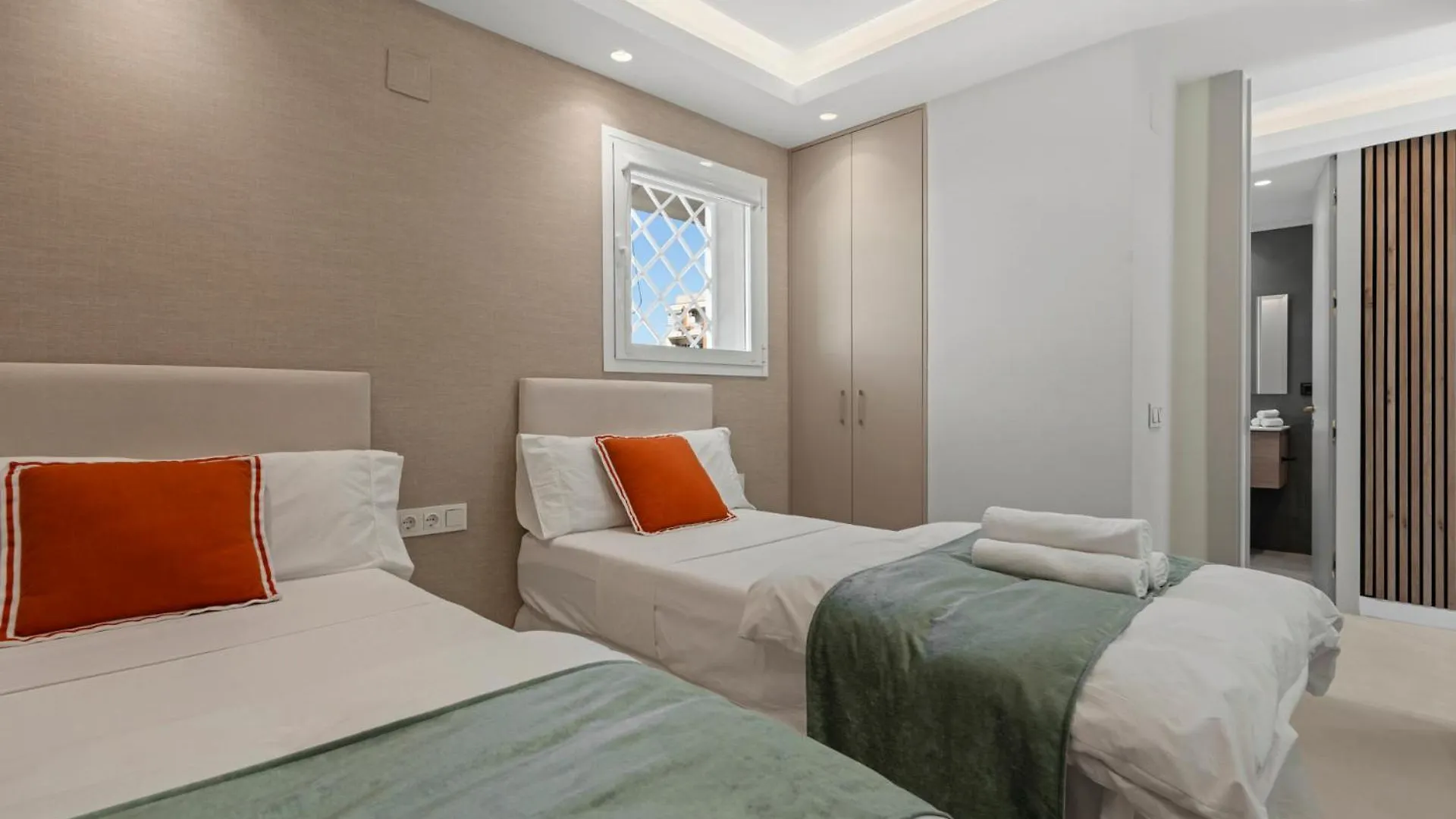 Beach Front Apartment With Pool マルベーリャ 0*,  スペイン