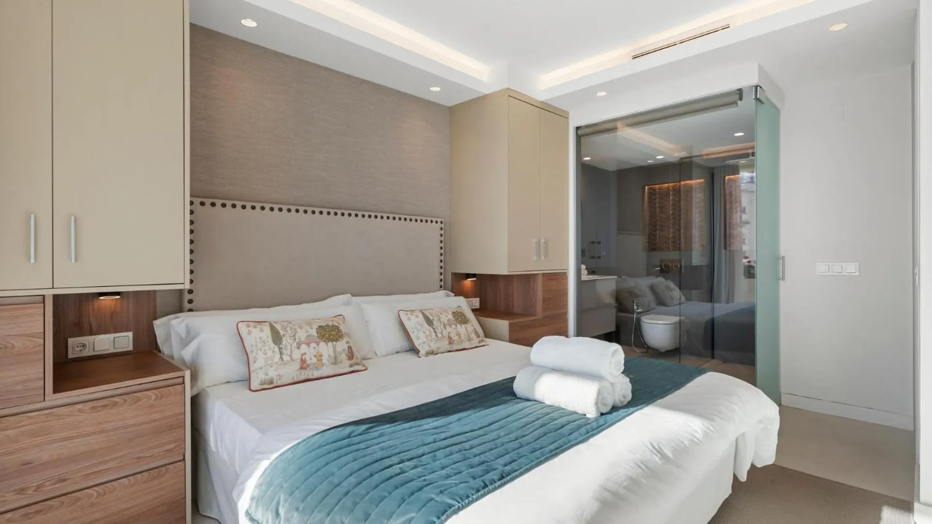 Beach Front Apartment With Pool Marbella
