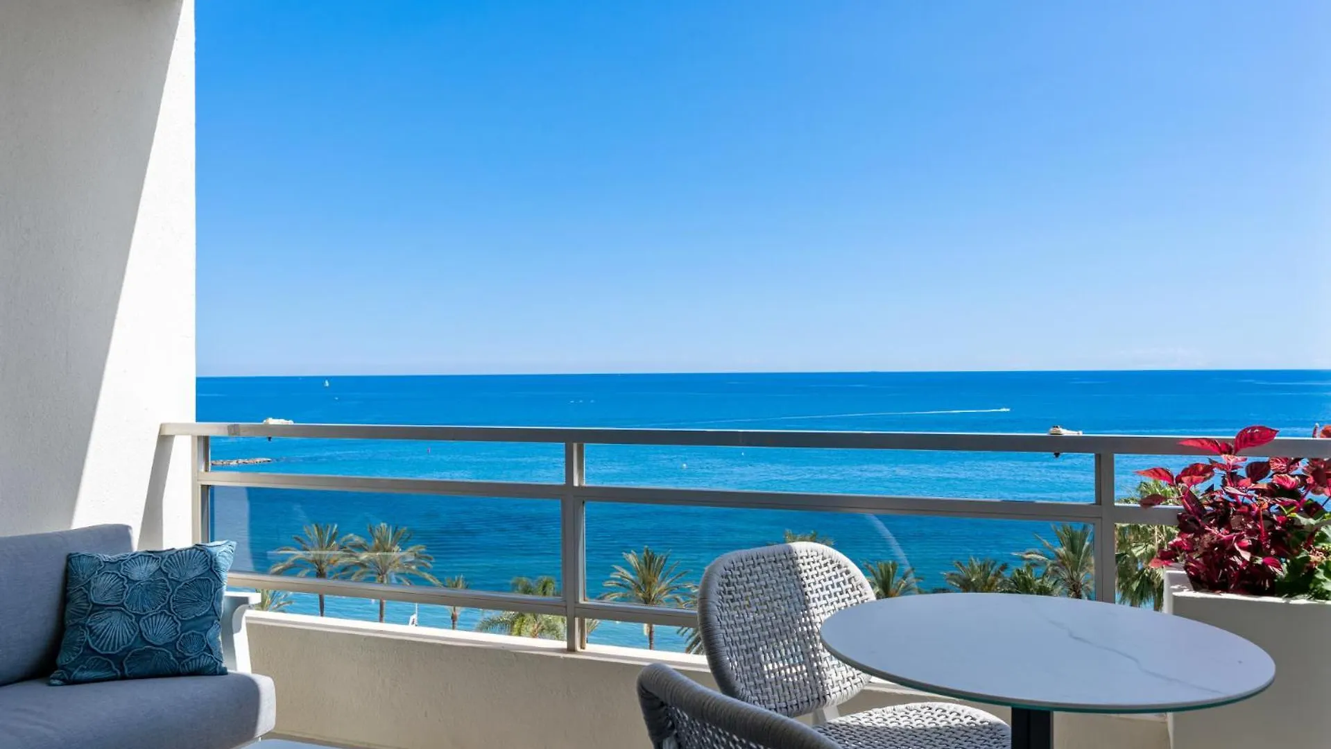 Beach Front Apartment With Pool Marbella