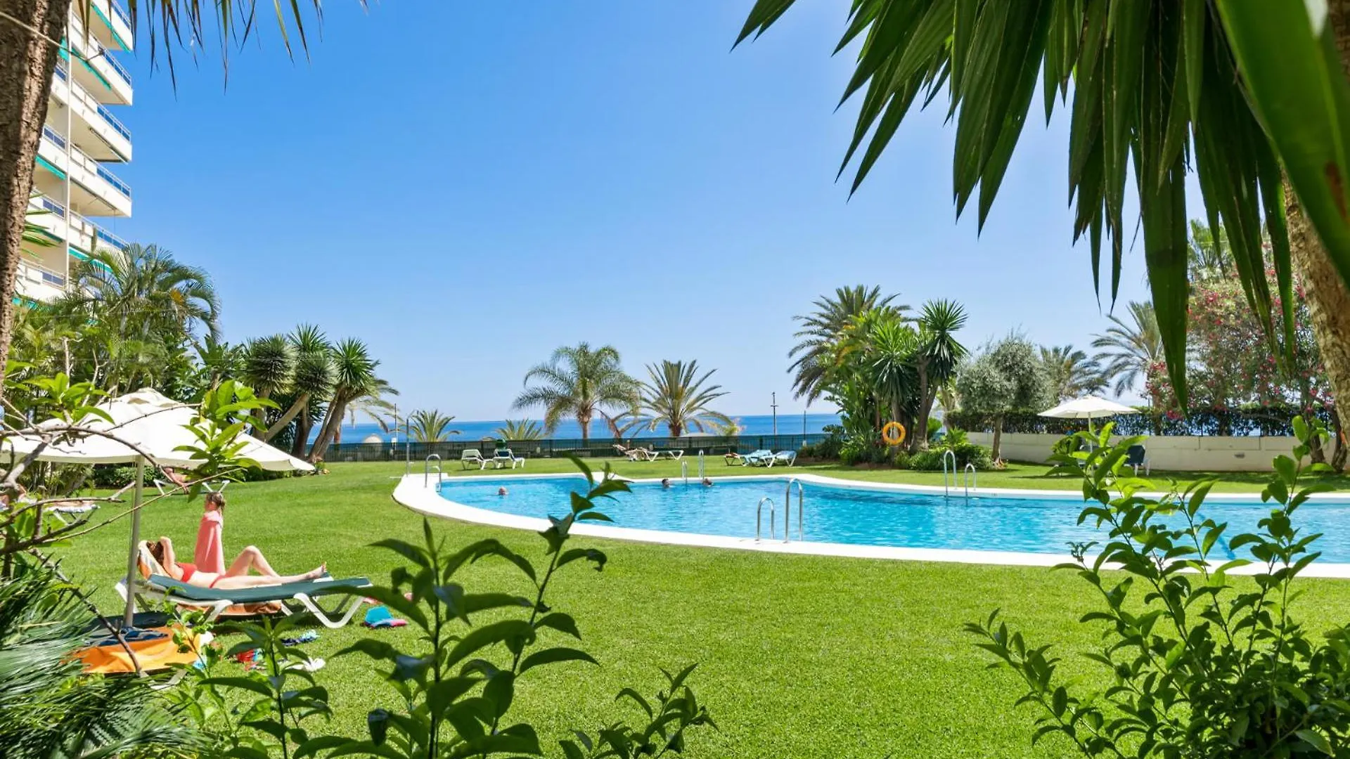 Beach Front Apartment With Pool Marbella
